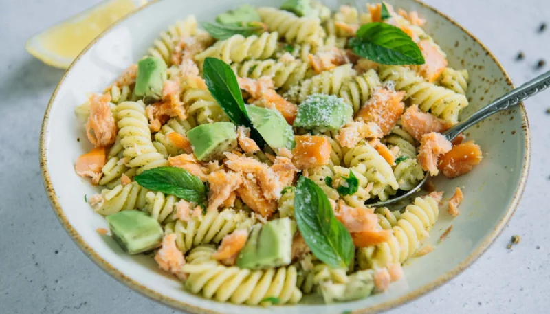 Pasta con salmón y aguacate