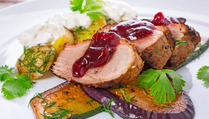 Pato con salsa de arándanos