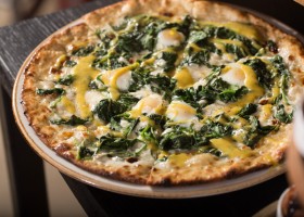 Pizza con espinacas y huevos
