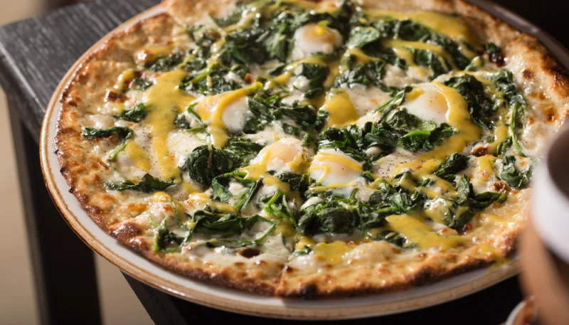 Pizza con espinacas y huevos