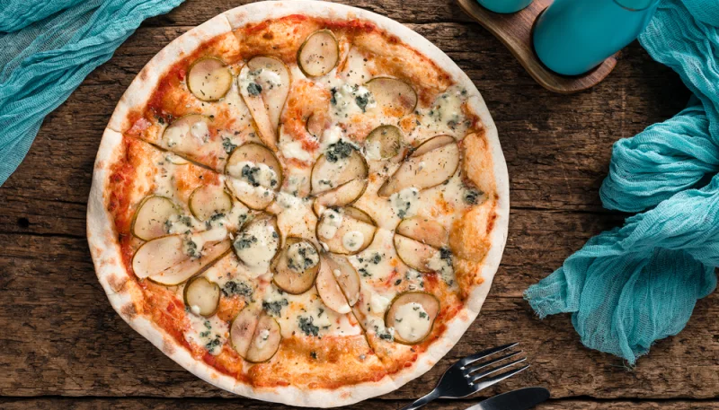 Pizza con peras y queso azul