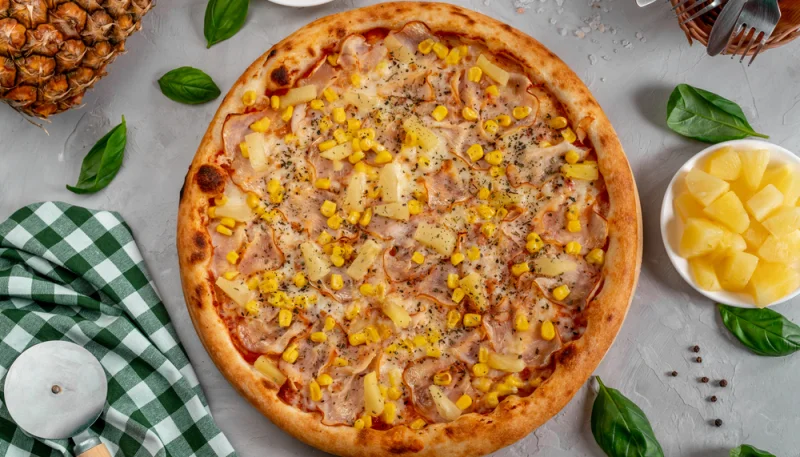 Pizza con piña y maíz