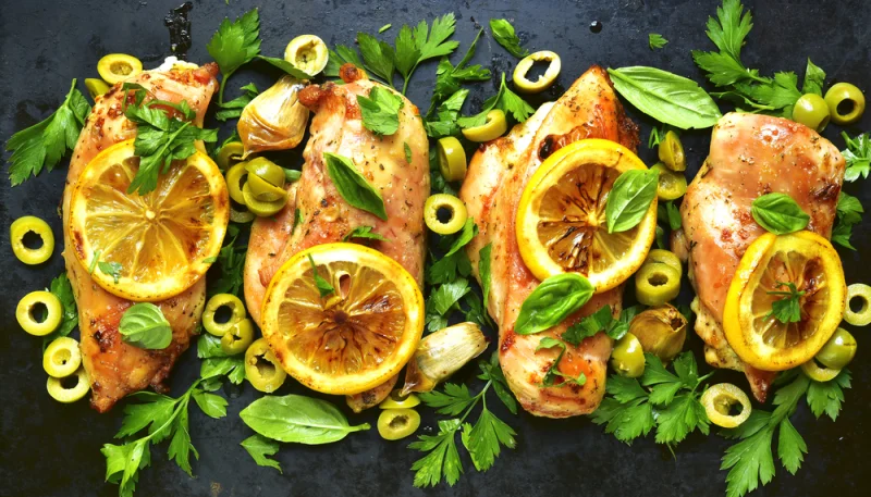 Pollo con limón y aceitunas