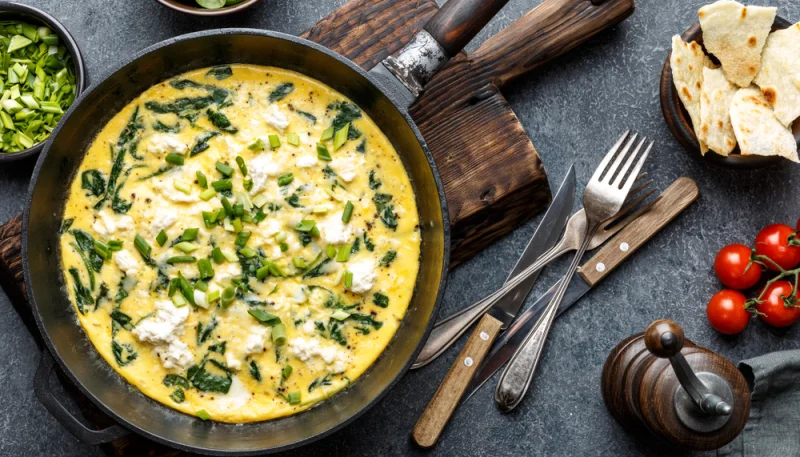 Tortilla francesa de queso feta y espinacas