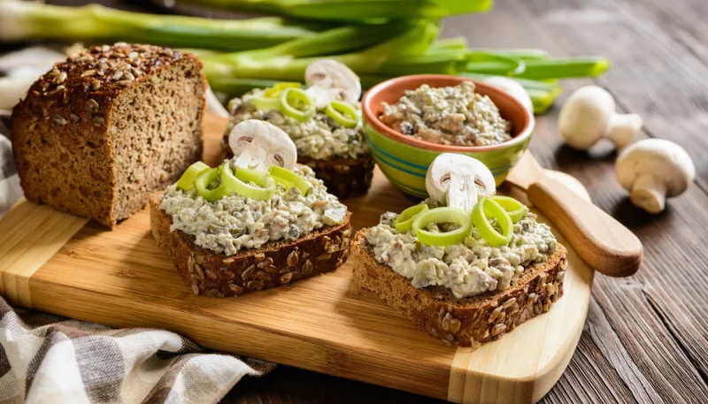 Tostadas de champiñones y puerro