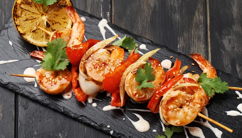 Brochetas de camarón con pimientos