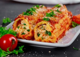 Mini canelones con jamón, tomate y parmesano