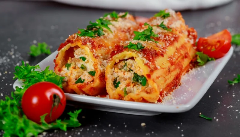 Mini canelones con jamón, tomate y parmesano