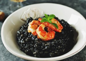 Arroz negro con sepia y gambas