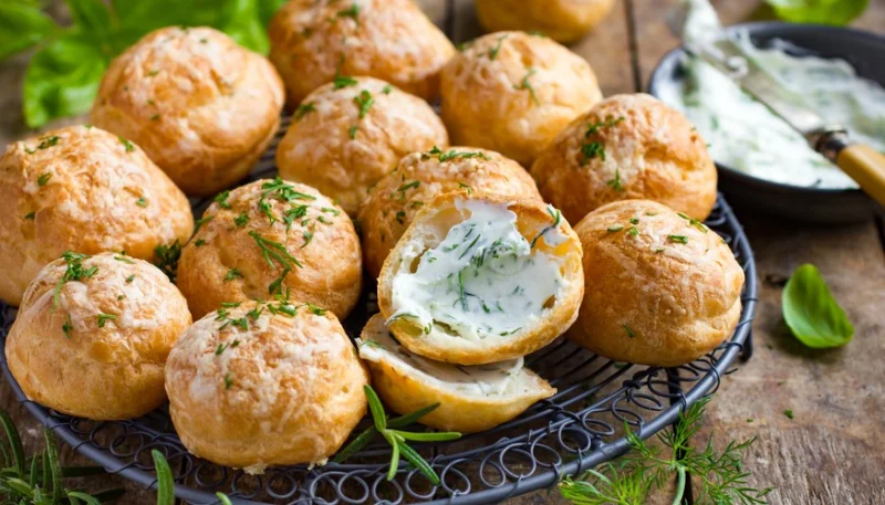 Profiteroles salados rellenos de queso crema