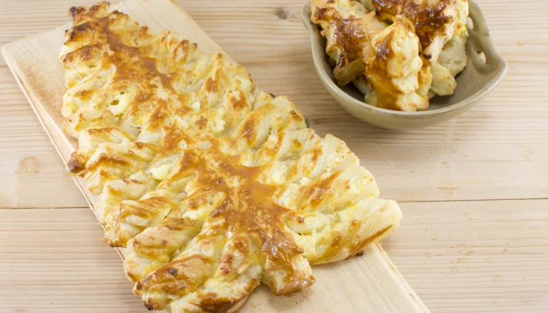 Árbol de hojaldre relleno de queso Philadelphia y puerro