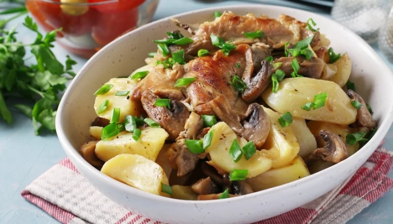 Conejo a la sidra con champiñones y patatas