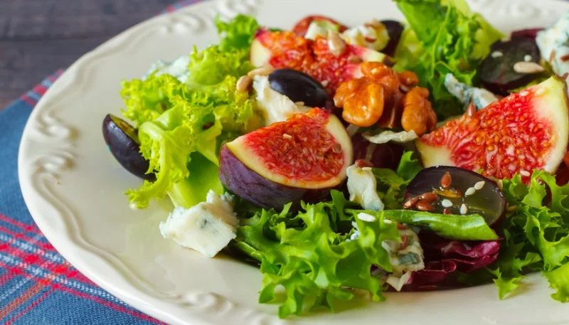 Ensalada de uvas, higos y queso azul