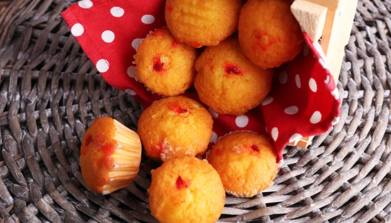 Magdalenas con mermelada de fresa