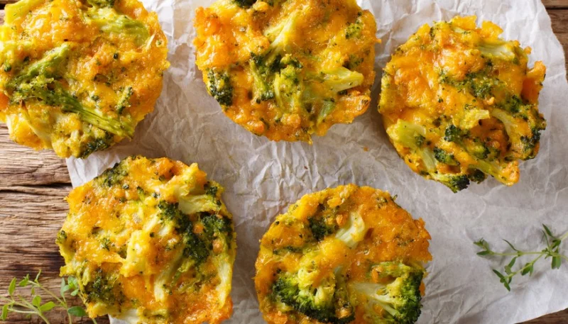 Muffins de brócoli, feta y avellanas