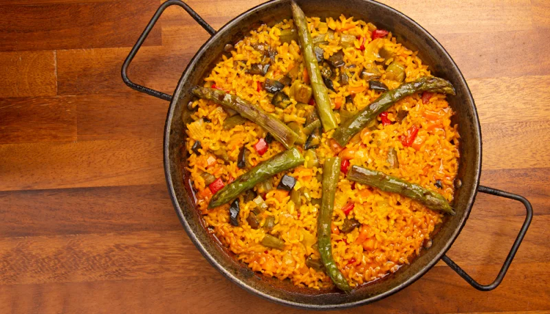 Paella con verduras y espárragos trigueros