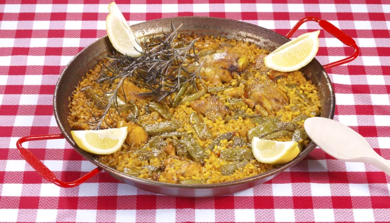 Paella de pollo y conejo