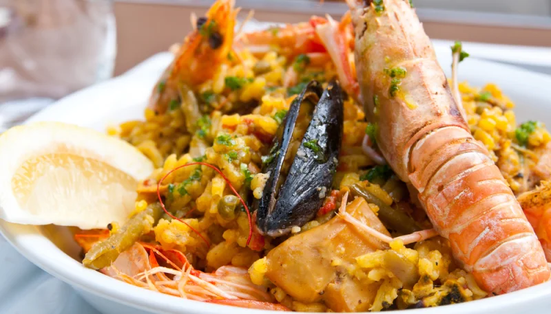 Paella de pollo y marisco