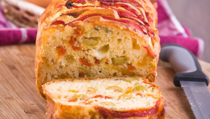 Pastel de surimi, pimiento y aceitunas