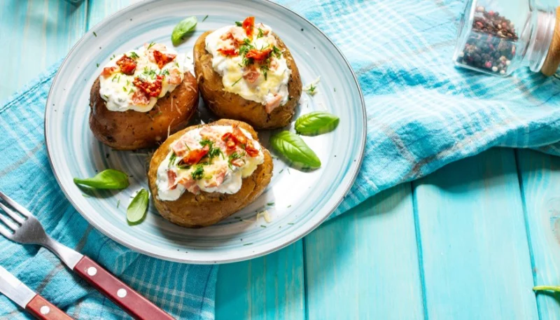 Patatas rellenas de bacon, nata y pimientos