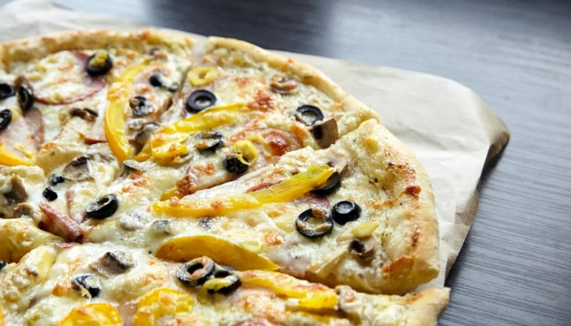 Pizza con pimientos y jamón