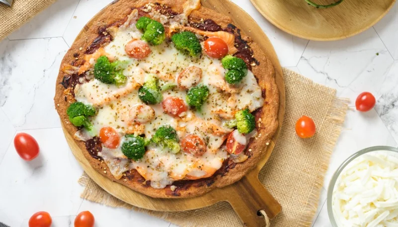 Pizza con salmón ahumado y brócoli