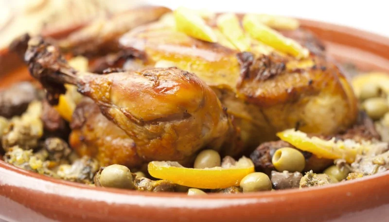 Pollo con aceitunas y limón
