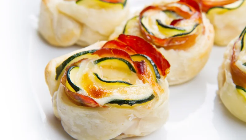 Rosas de hojaldre con calabacín, jamón y queso gorgonzola