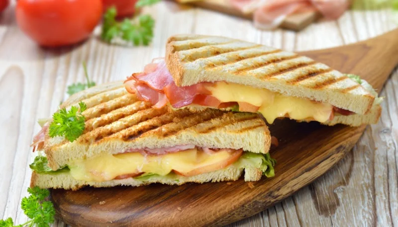 Sándwich con Emmental y bacon ahumado