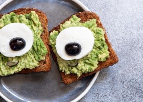 Tostada de aguacate para Halloween