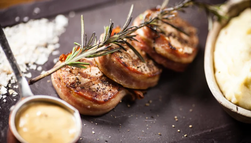 Cerdo con salsa de mostaza y almendras