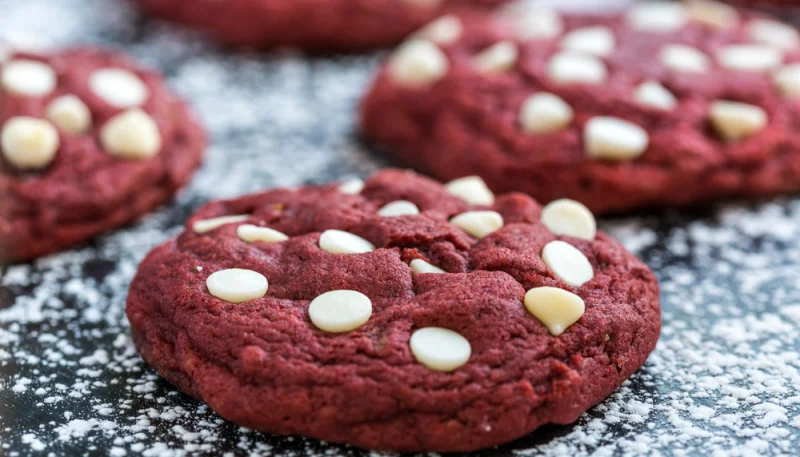 Galletas red velvet con pepitas de chocolate blanco