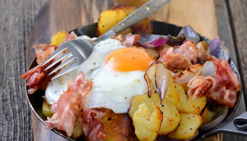 Huevos rotos con bacon