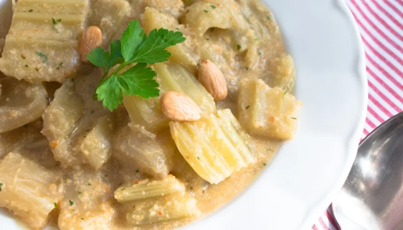 Cardo con bechamel y almendras