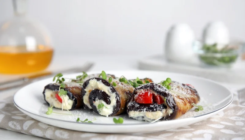 Rollitos de berenjena con requesón y ajo