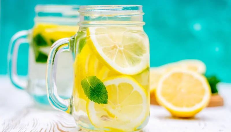Agua detox de limón