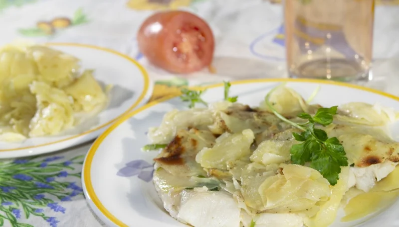 Filetes de dorada con costra de patatas