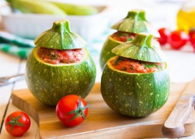 Calabacines redondos rellenos de tomates cherry