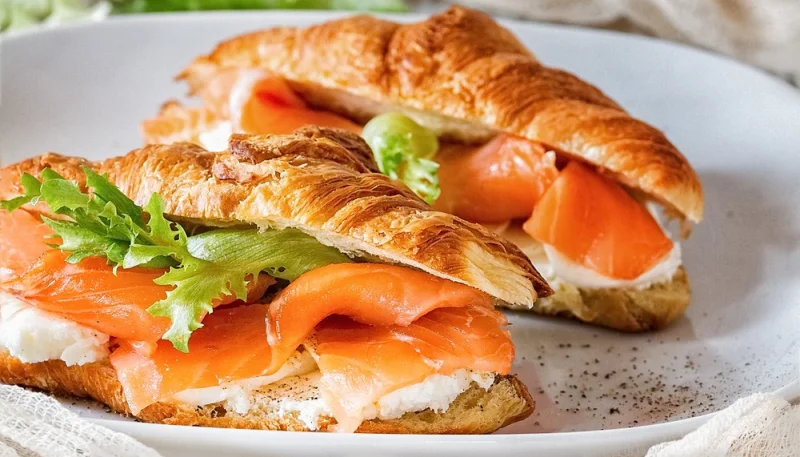 Croissant de salmón ahumado y queso