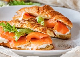 Croissant de salmón ahumado y queso