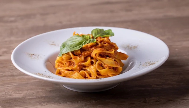 Pasta con salsa de lentejas y anacardos