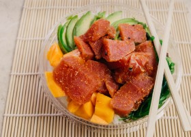 Poké de salmón con mango y aguacate