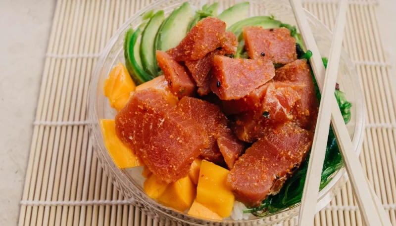 Poké de salmón con mango y aguacate