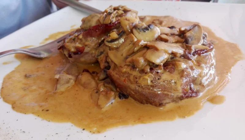 Chuletas de cerdo con nata y champiñones