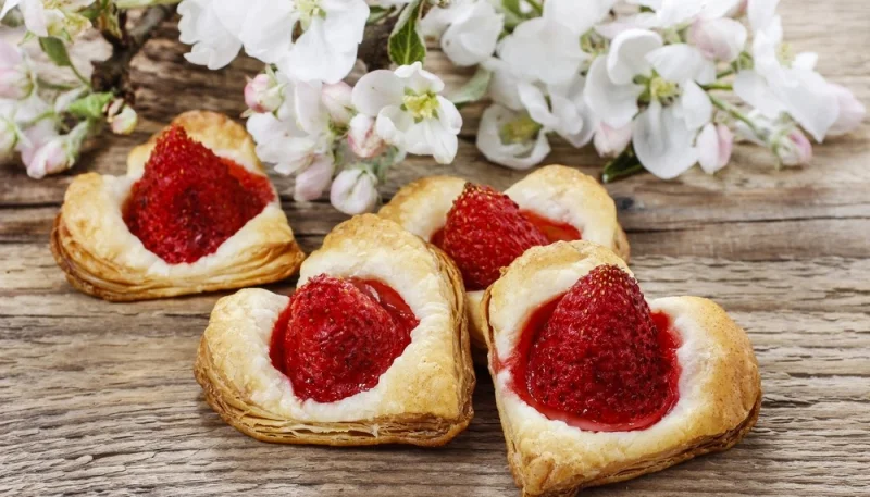 Corazones de hojaldre con fresas
