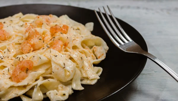 Fetuccini con queso y salsa de gambas