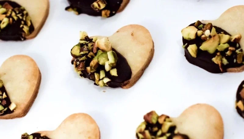 Galletas corazón con chocolate y pistachos