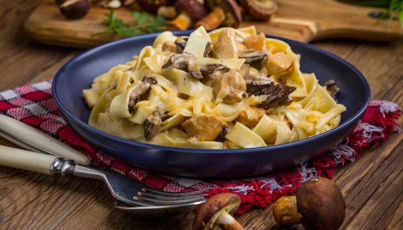 Pasta con champiñones y cebolla caramelizada