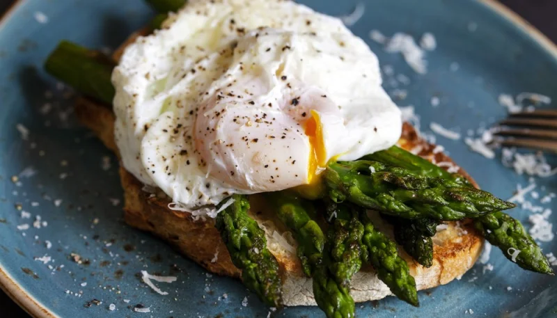 Espárragos con huevos poché