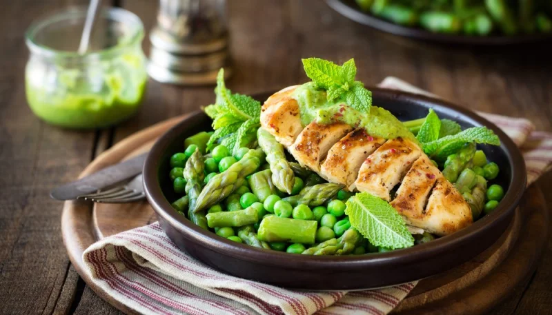 Pechuga de pollo con guisantes